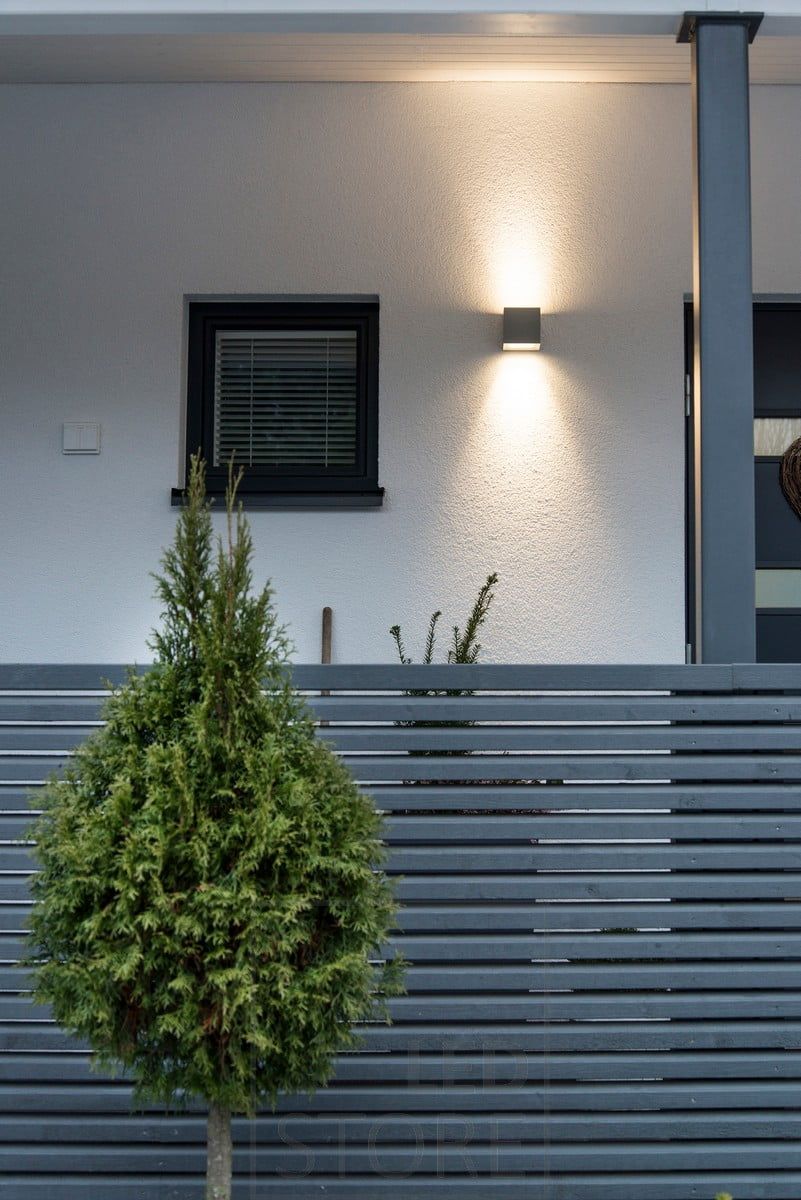CUBIC OUT 2 is an outdoor wall luminaire that gives a warm and atmospheric light